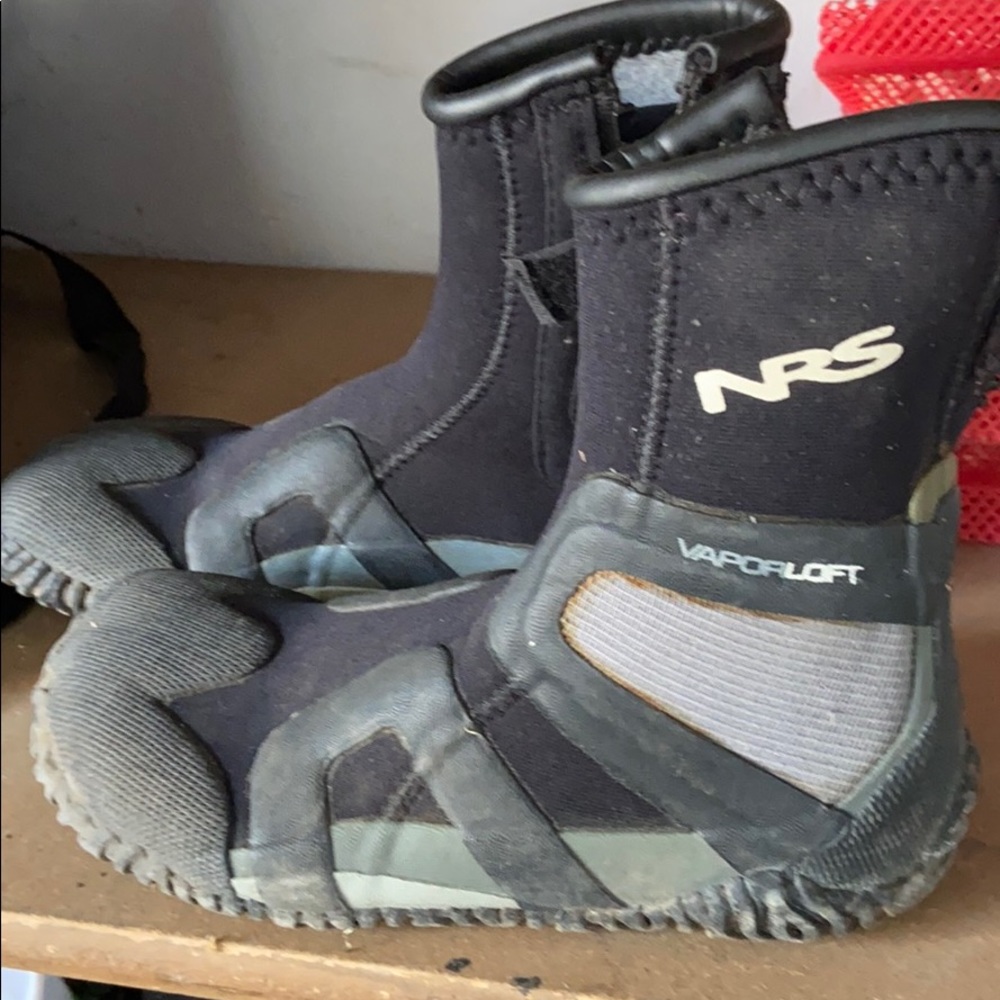 NRS wetsuit boots size 6